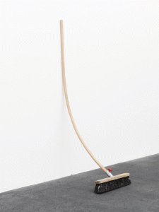 Alicja Kwade, Besen! Besen! Sieds gewesen!, 2012 