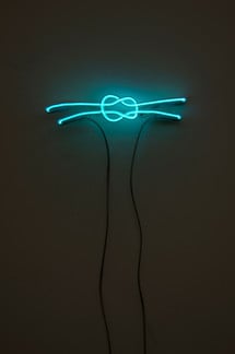 Michael Sailstorfer, Kreuzknoten, 2013.